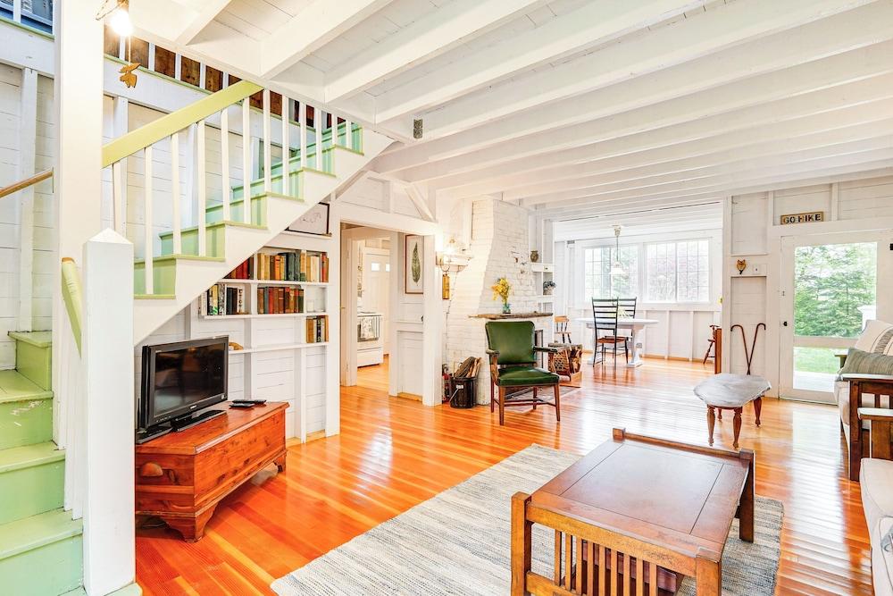 Rustic Marlboro Cottage: 4 Mi to Lake Raponda!