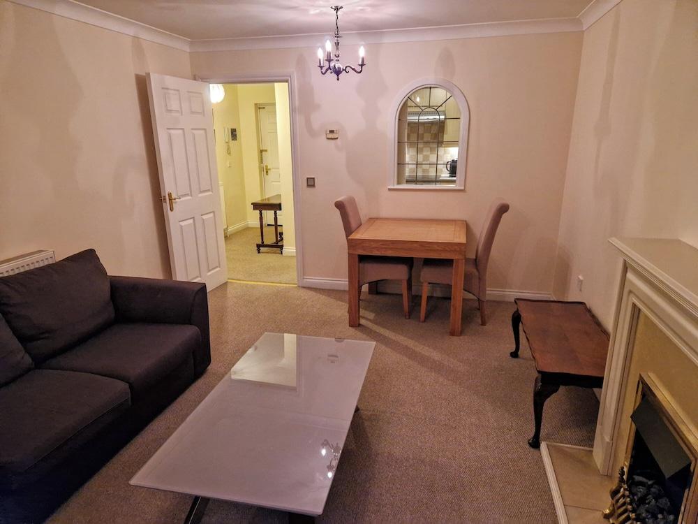 2 Bed Flat - Sleeps 4 - Parking - Wifi