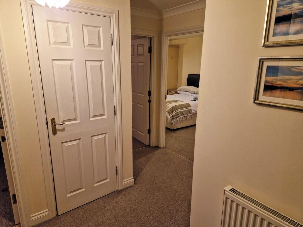 2 Bed Flat - Sleeps 4 - Parking - Wifi