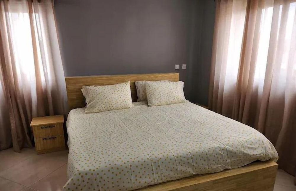 Beautiful Cozy 2 Bed Near Highway