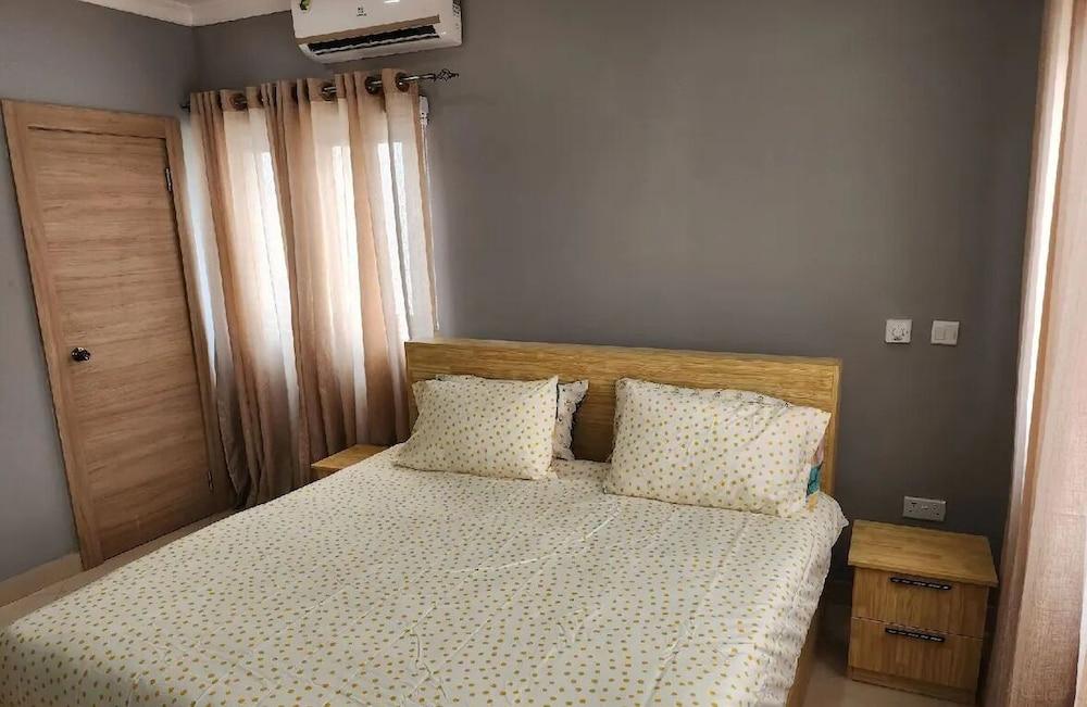 Beautiful Cozy 2 Bed Near Highway