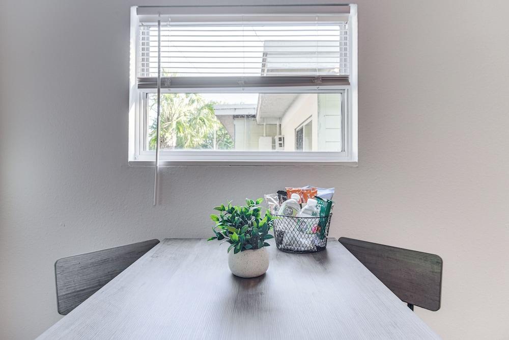 Cozy St Pete Home ~ 2 Mi to Madeira Beach!