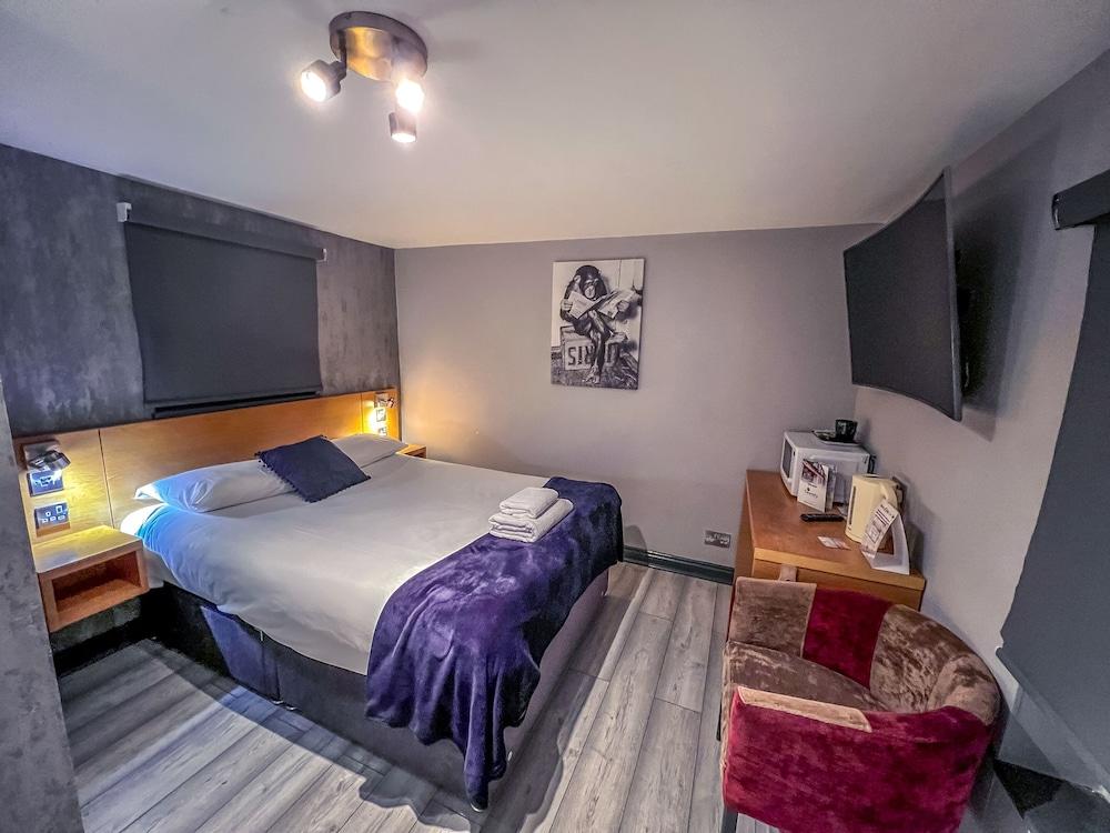 No. Twenty Hotel & Bar