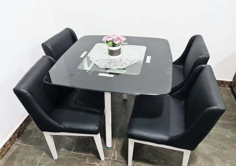 Modern Comfy & Quiet Close to Highway