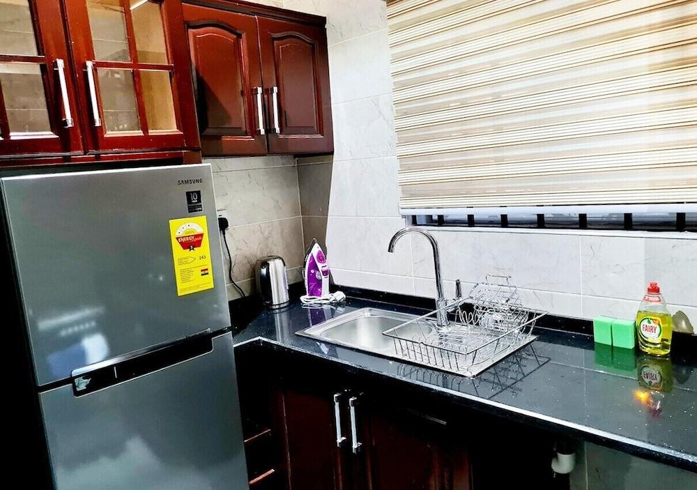 Modern Comfy & Quiet Close to Highway