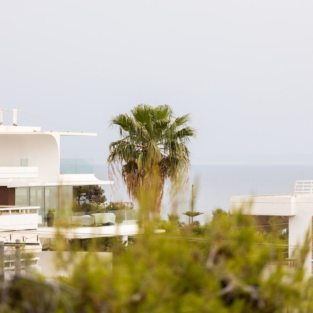 Beachfront 2-bedroom Stay in Voula