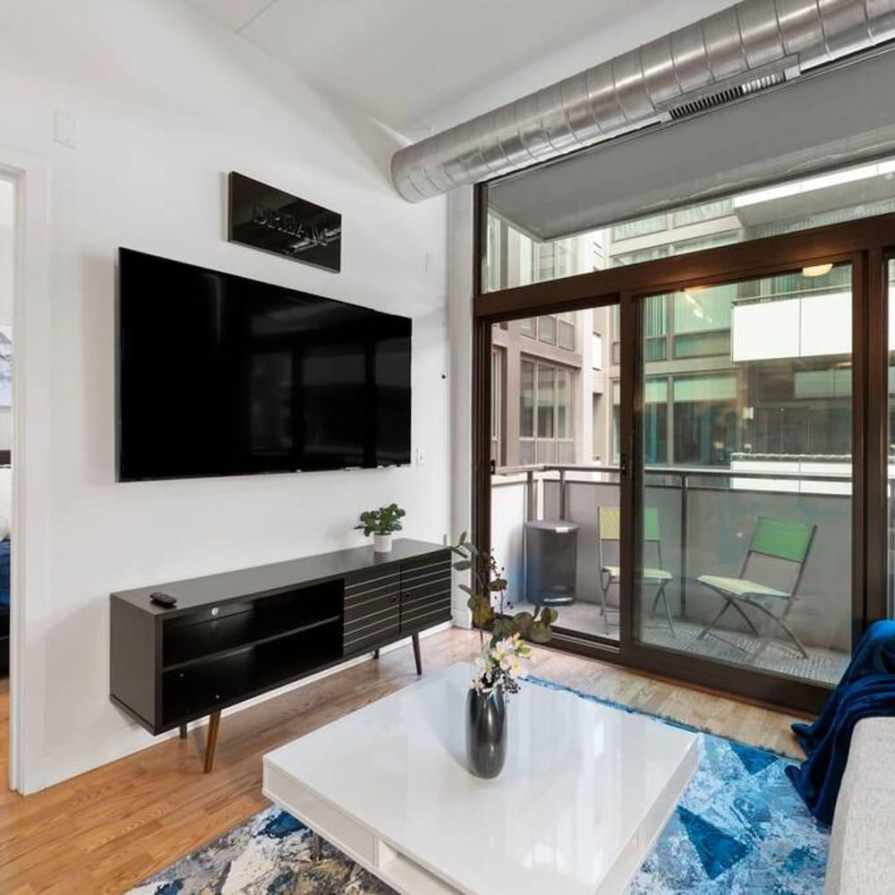 Sleek 2 Bed 2 Bath Condo in Trendy Fulton Market
