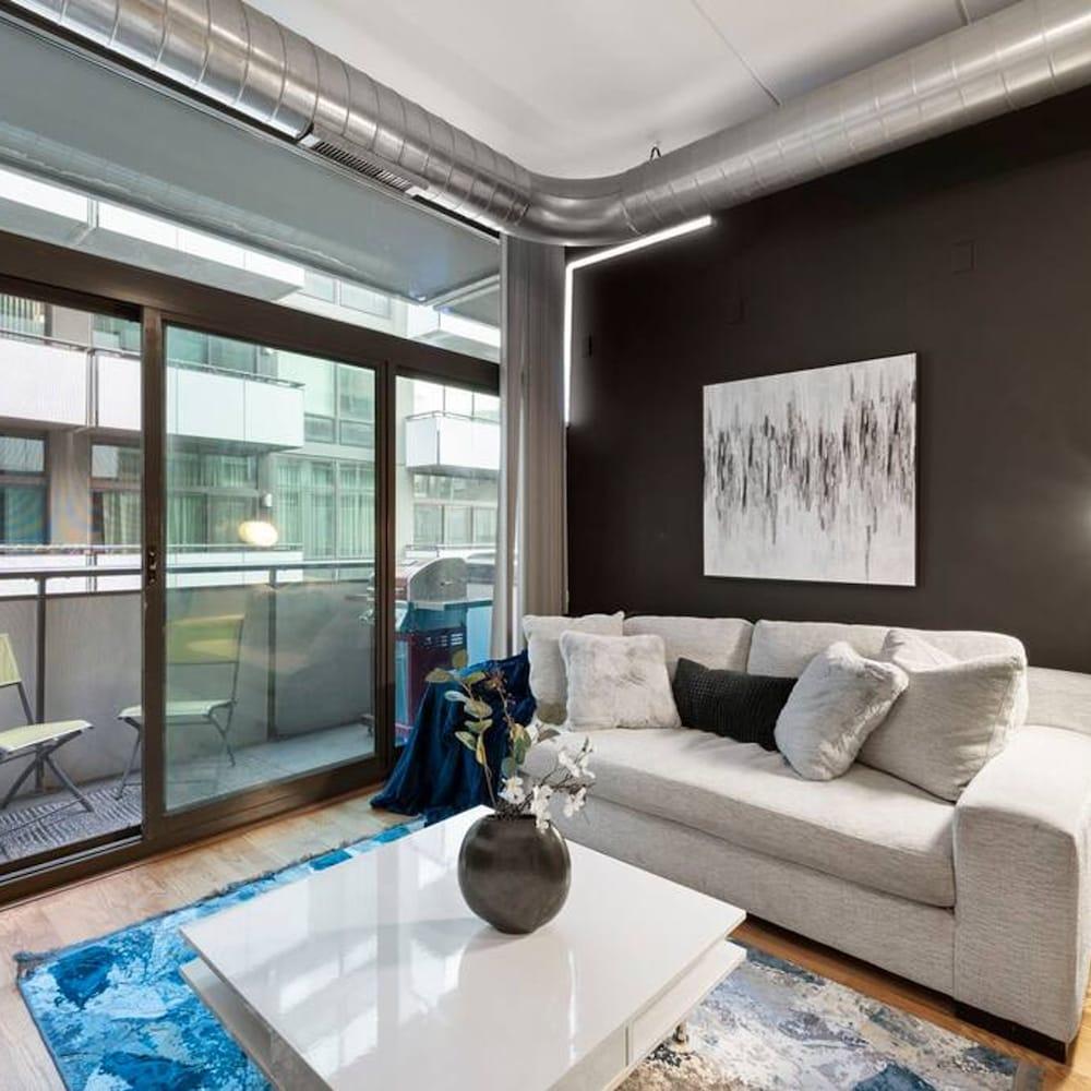 Sleek 2 Bed 2 Bath Condo in Trendy Fulton Market