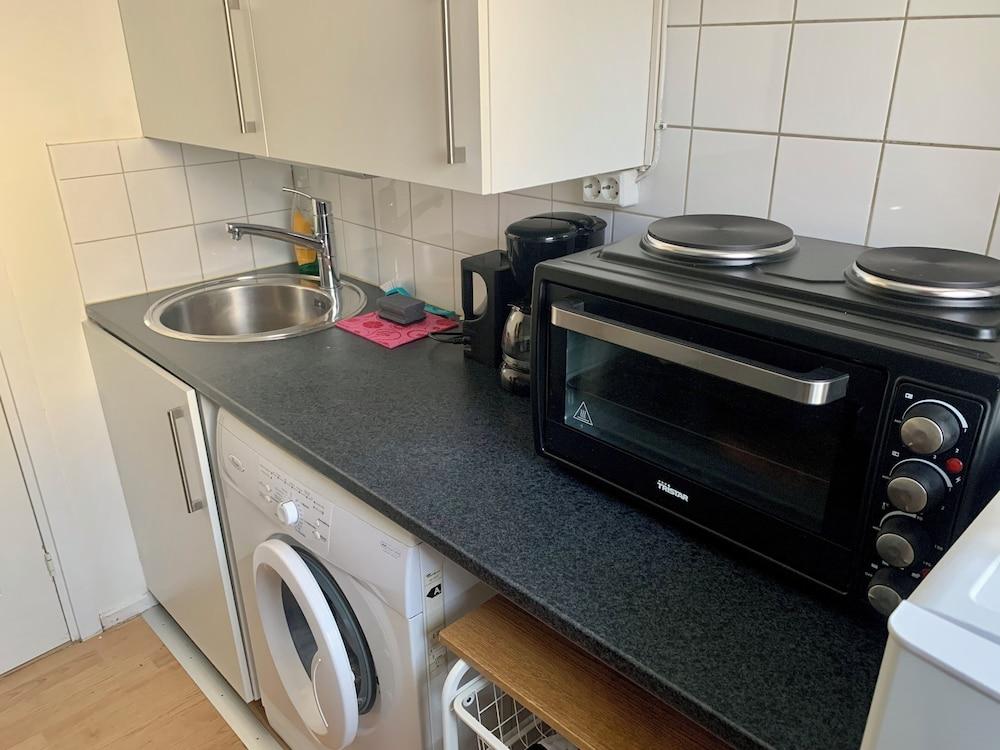 Studio Apartment - Great Location & Parking