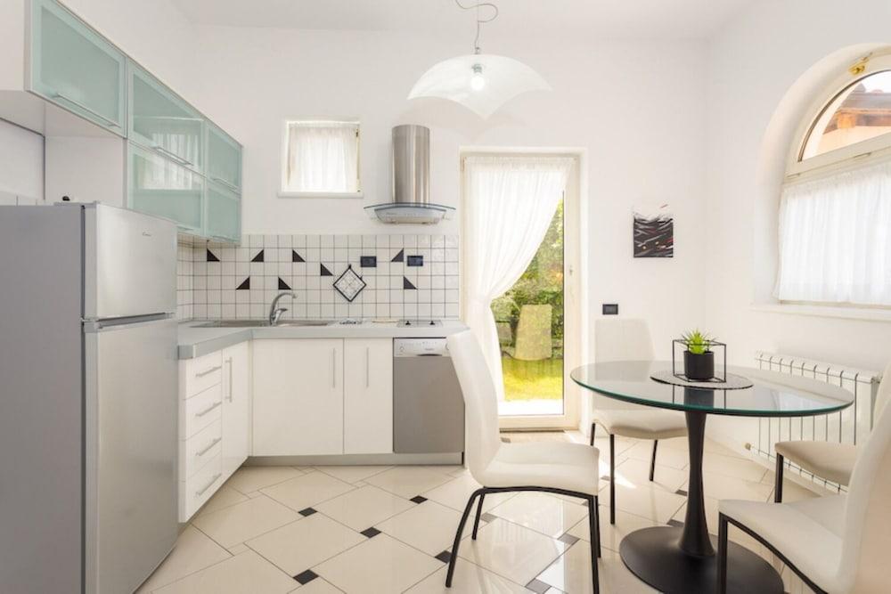 Fimi- With Swimming Pool - A3 BW