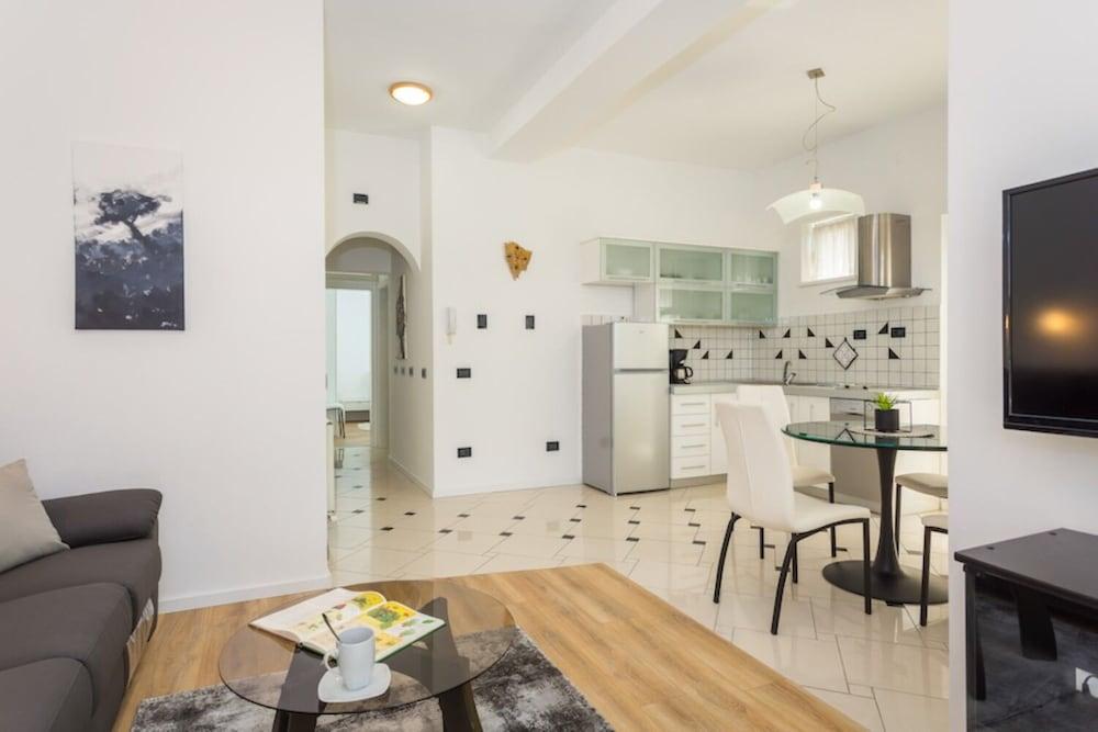 Fimi- With Swimming Pool - A3 BW