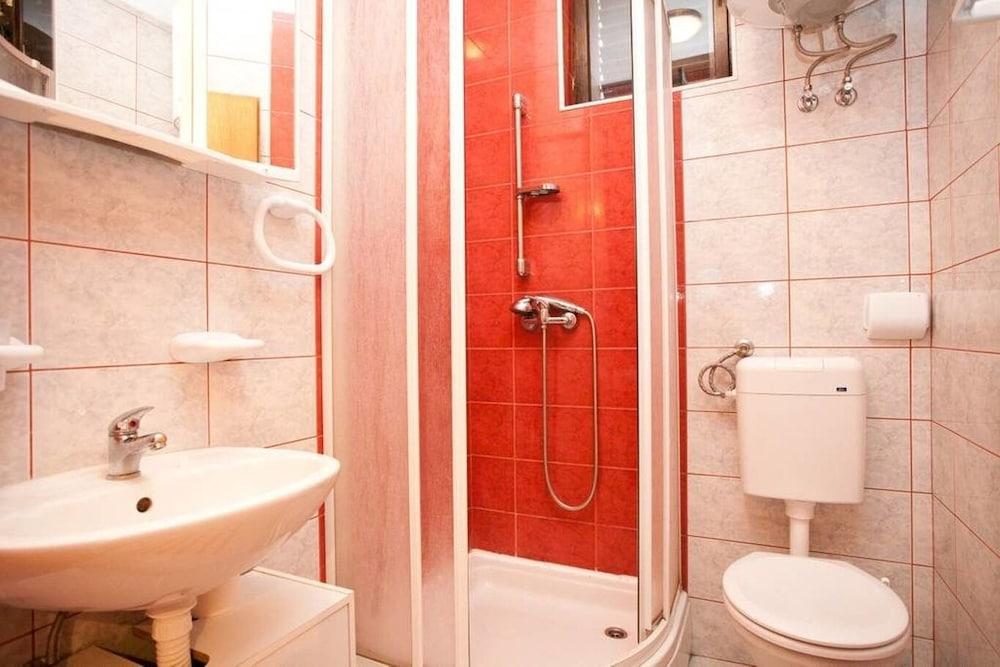 Miro - 300 m From sea - A2 Crveni