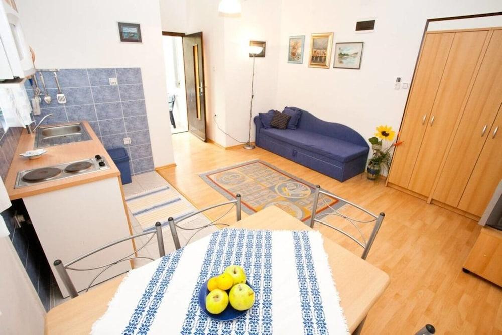 Miro - 300 m From sea - A1 Plavi