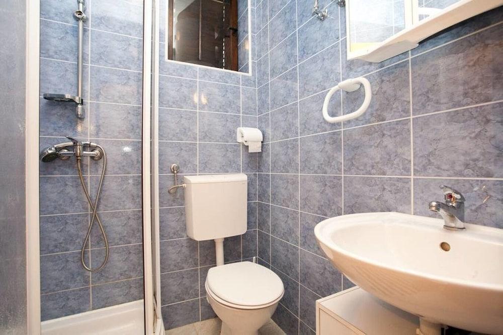 Miro - 300 m From sea - A1 Plavi