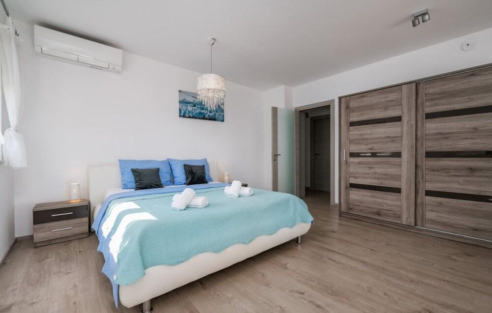 Paula - With Pool - H