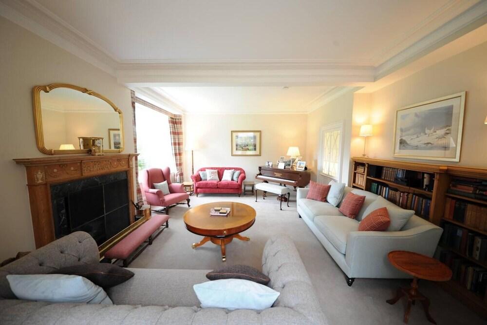 Charming 10-bed House in Blairgowrie