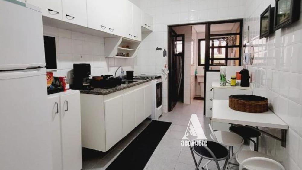 Apartamento 3 Quartos no Guarujá. Um refúgio de tranquilidade a poucos passos da praia GJA1