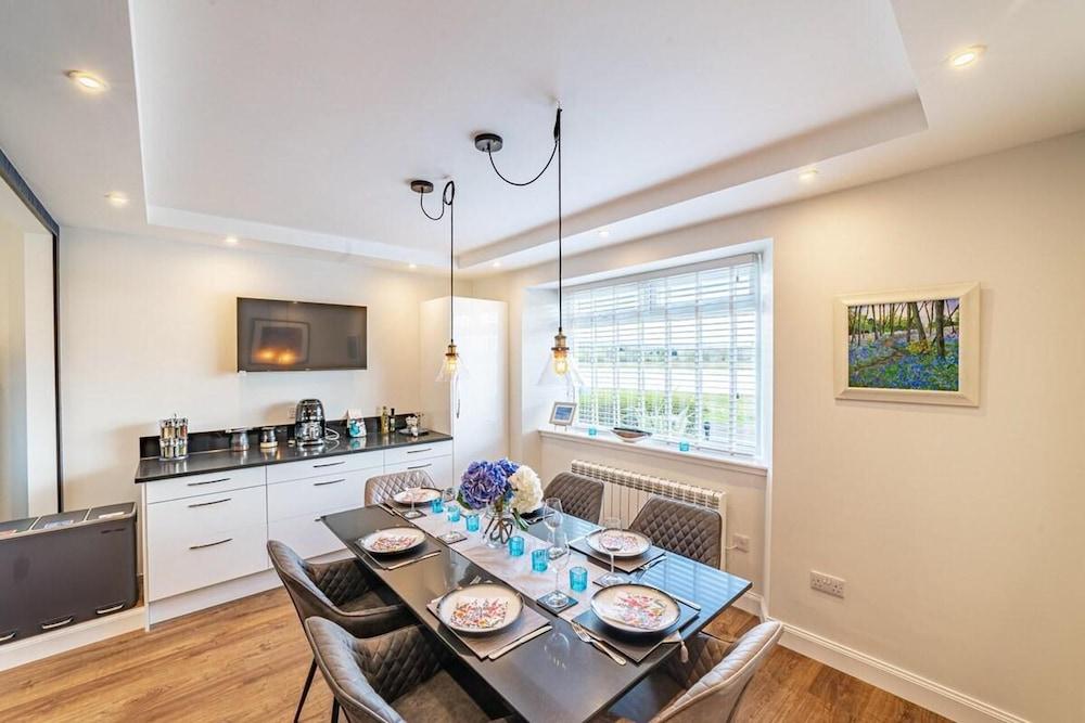 3 Bed Cottage - Sleeps 6 - Garden - Parking - Wifi