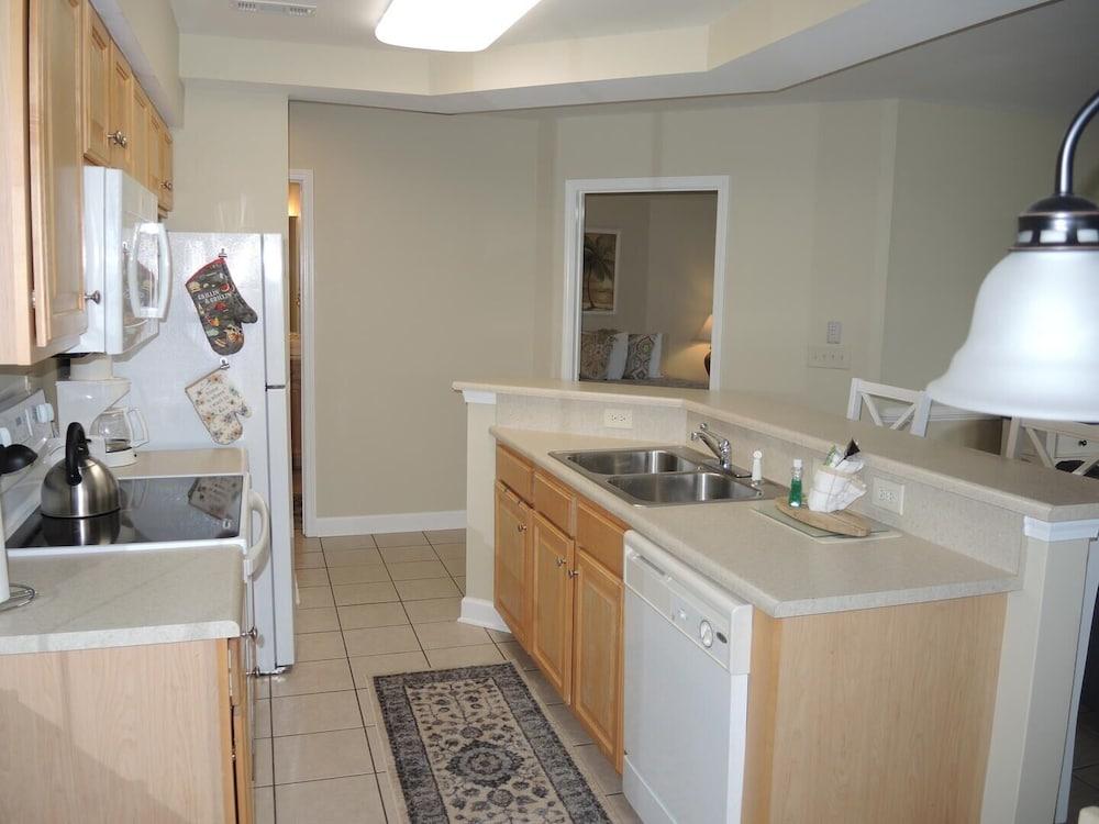 2303m 1 Bedroom Condo by RedAwning