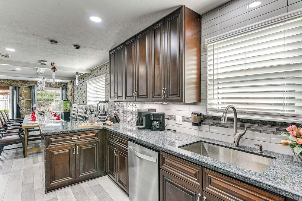 ~ 2 Blocks to Beach: Galveston Group Getaway!