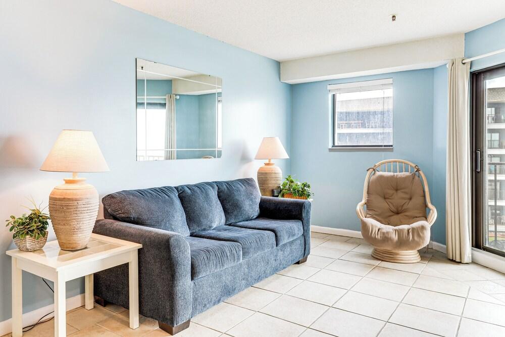 Beachfront Condo w/ Pool at Myrtle Beach Resort!