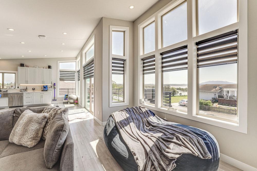 Sleek Ferndale Home w/ Ocean & Mountain Views!