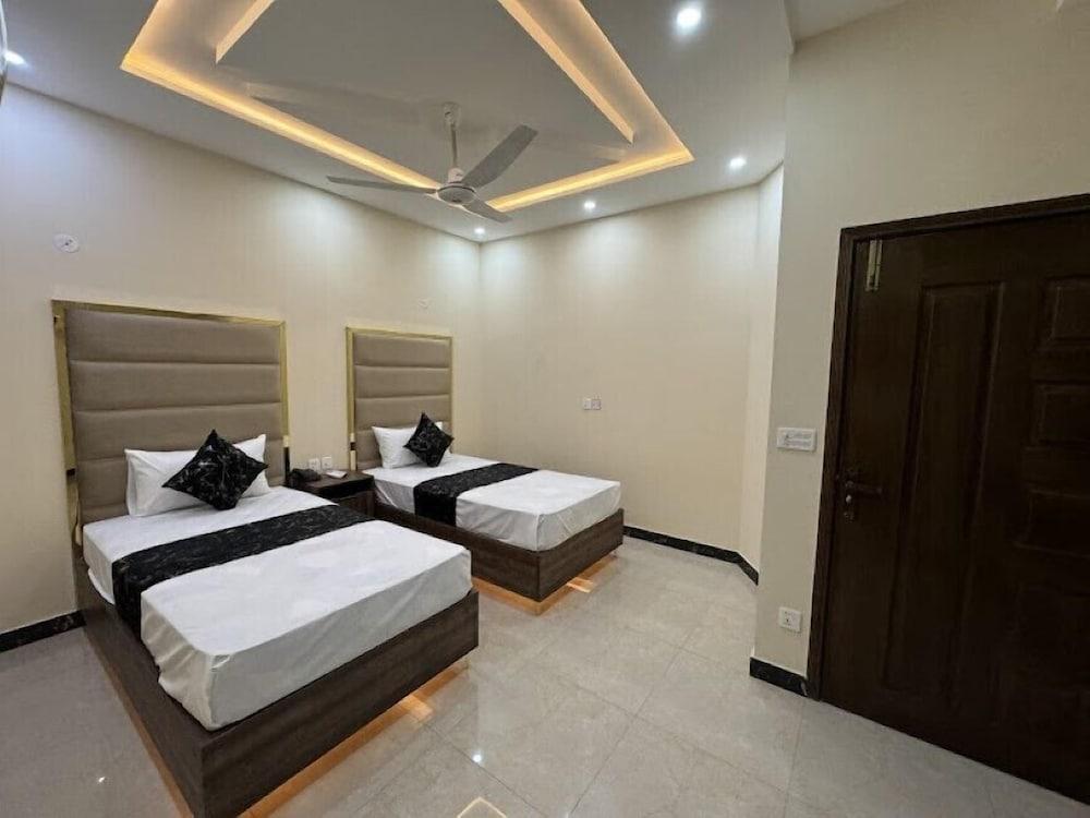 Gold Pine Hotel Lahore