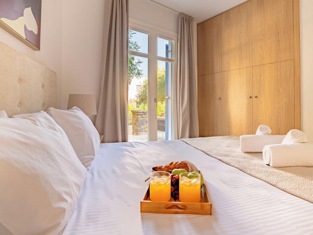 Sanders Paros Gardens