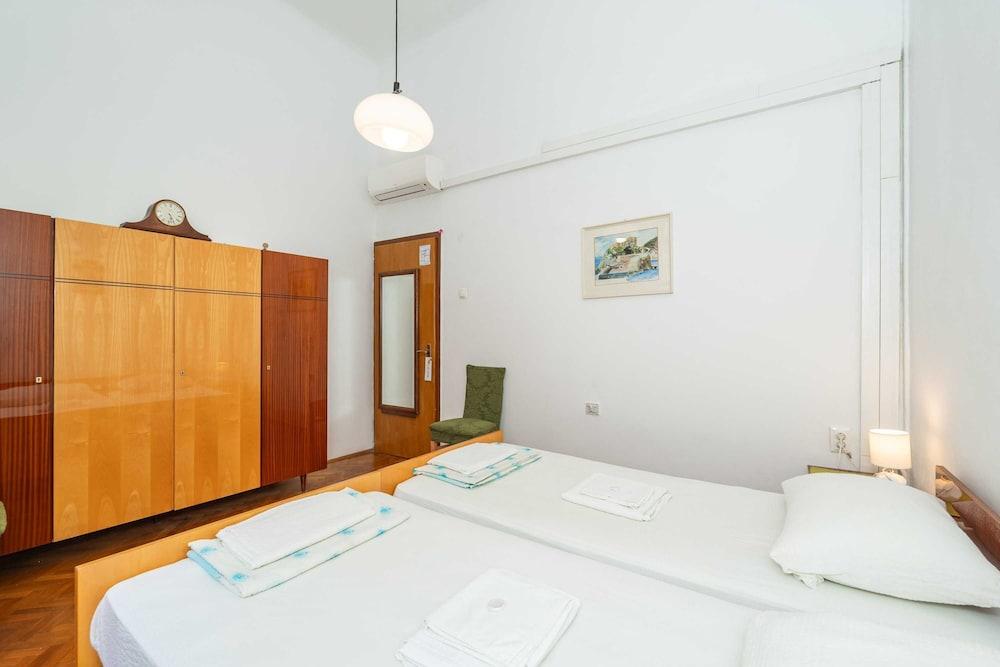 Two Stars Two Beds Downtown Apartment