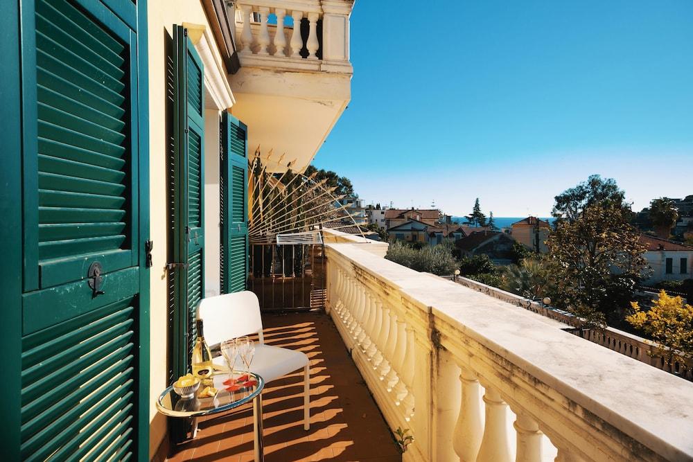 Art Apartment with Sea View