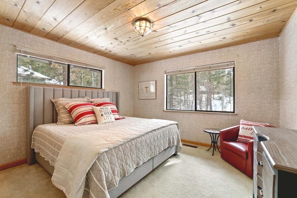 Tahoe Forest Chalet 3BR House w/ Mountain Views