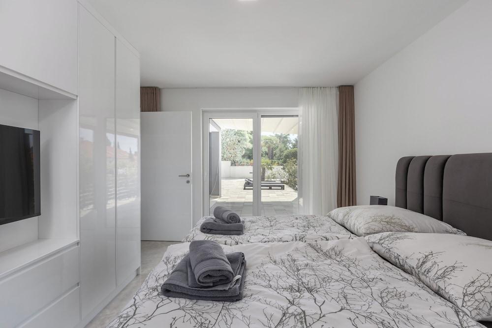 Spacious Pool Apartment Crikvenica