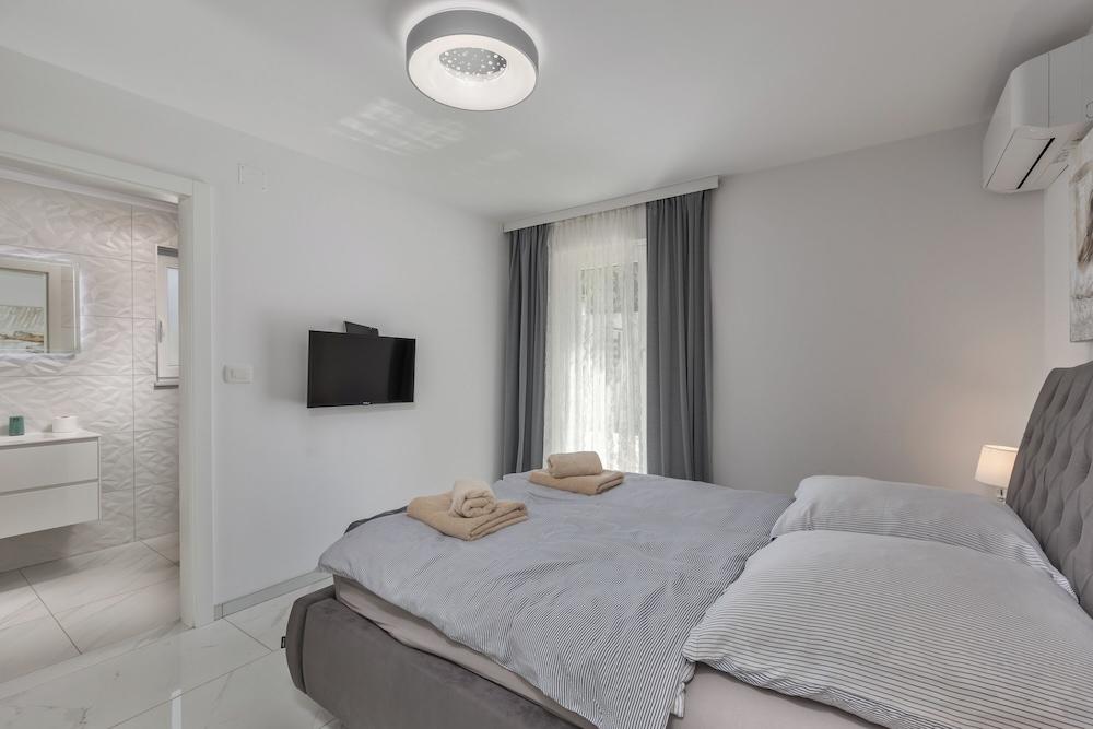 Luxury Pool Apartment With Sea View