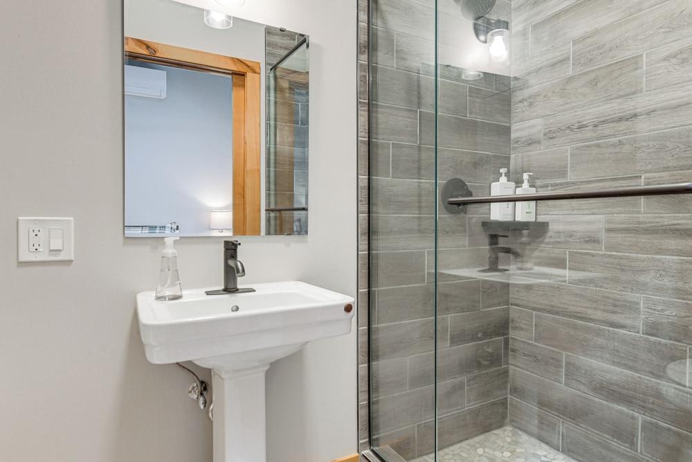 Pet-friendly Waynesville Cabin w/ Deck & Mtn Views