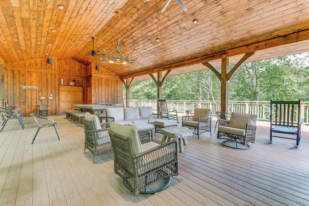 Pet-friendly Waynesville Cabin w/ Deck & Mtn Views