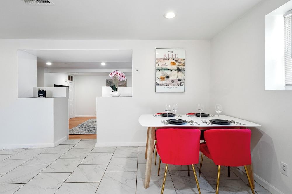 A Cottage in Downtown STL.  Sleeps 10