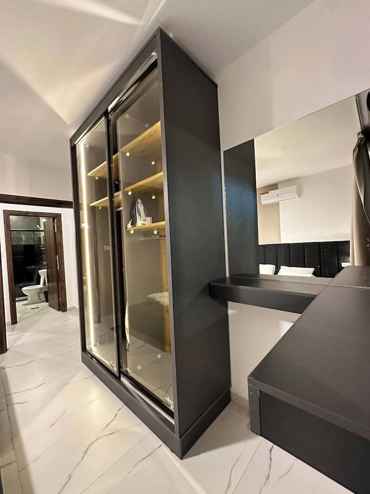 Stylish Luxe Apartment Fr 0003