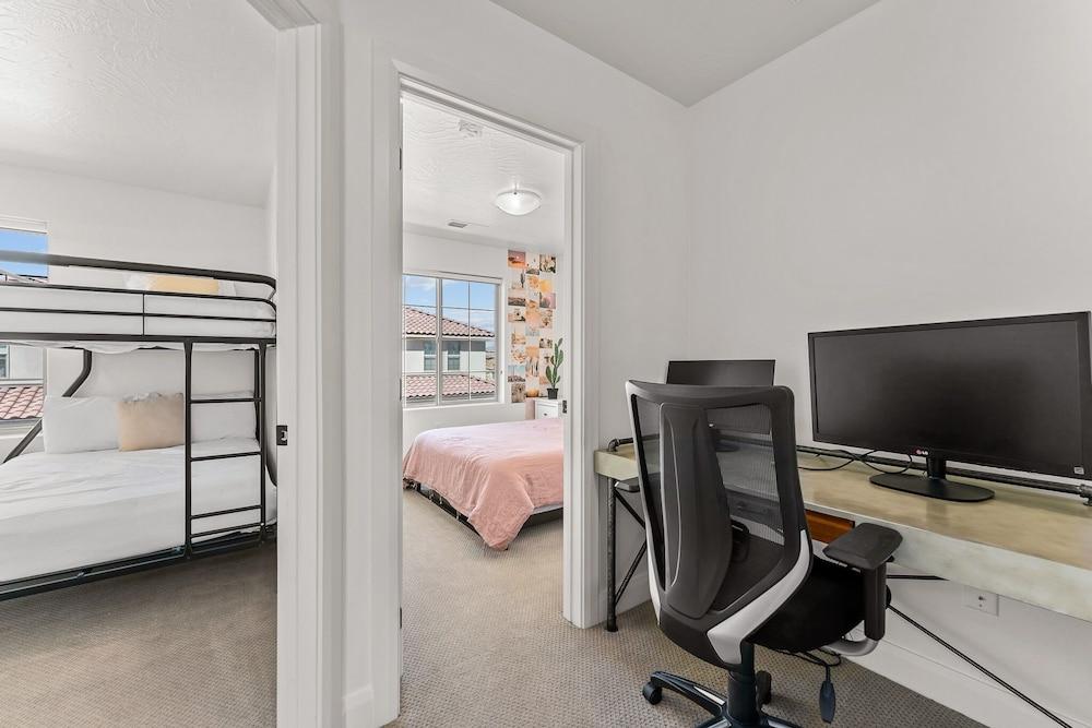 Lazy Poolside Oasis 3 Bedroom Home