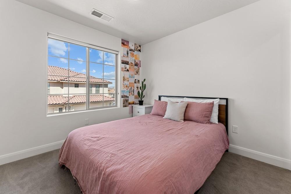 Lazy Poolside Oasis 3 Bedroom Home