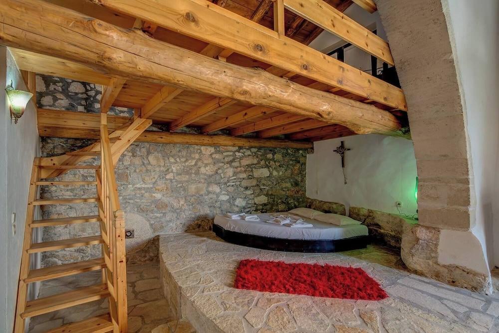 Dream 2 -traditional House With Pool To Share