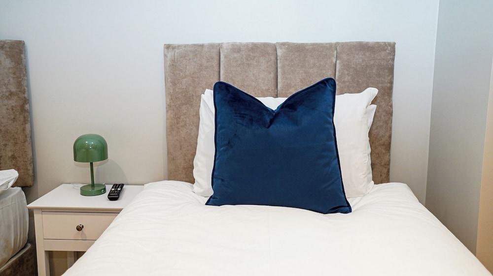 Wisteria F2 - single beds