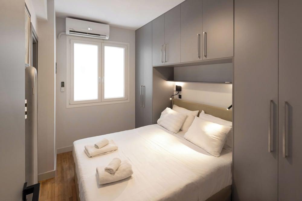 Well-designed apartment by the Acropolis