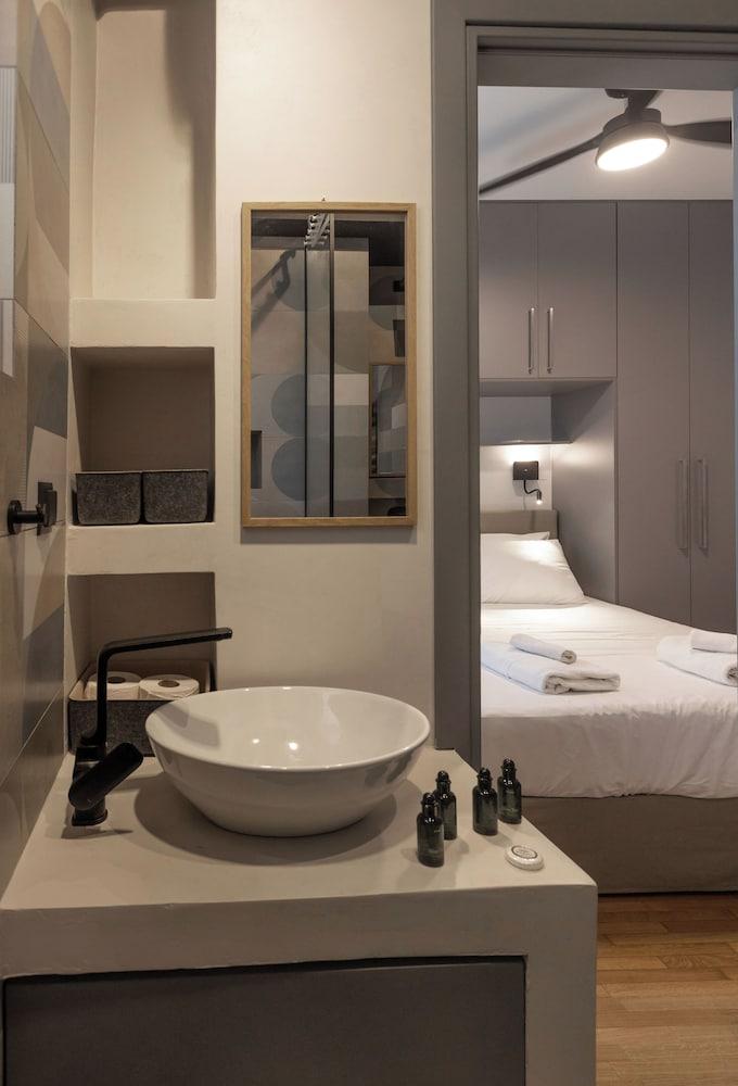 Well-designed apartment by the Acropolis