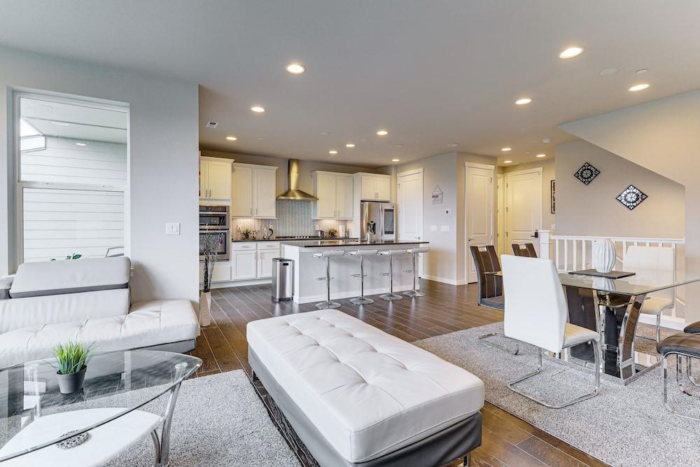 Snoqualmie Townhome w/ Balcony & Mountain Views!