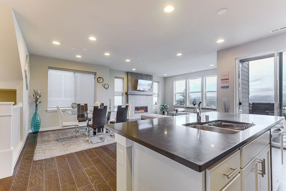Snoqualmie Townhome w/ Balcony & Mountain Views!