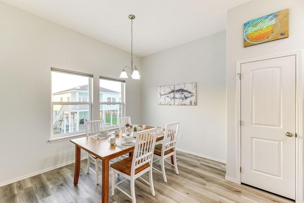 Bright Rockport Vacation Rental w/ Community Pool!
