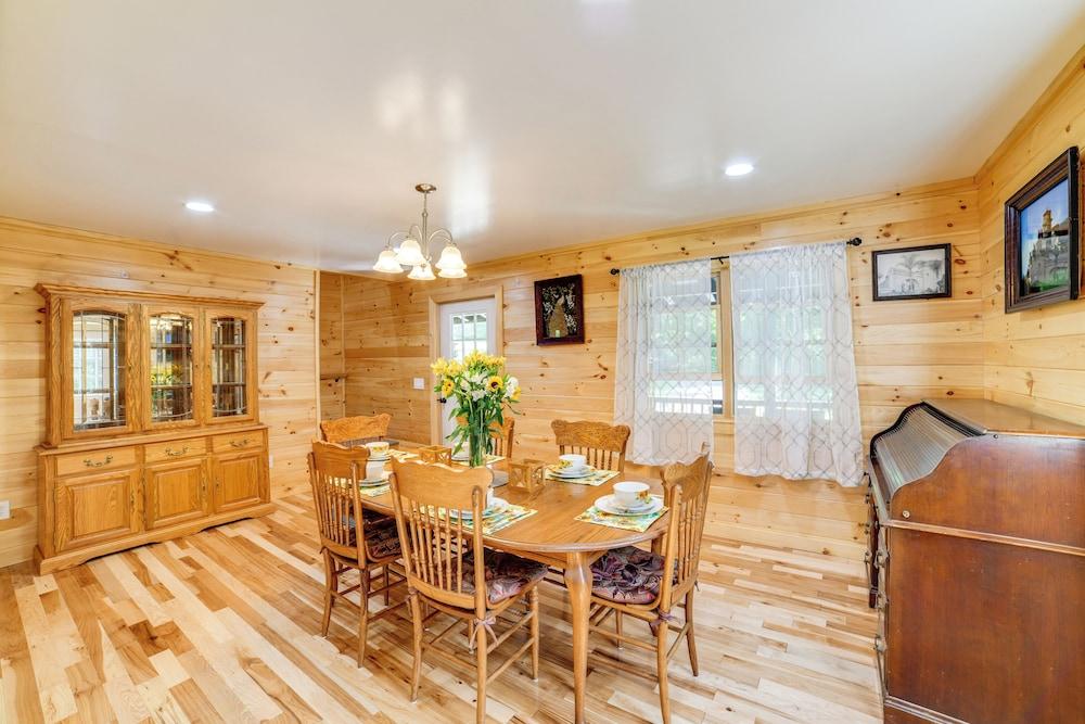 Creekside Cabin in Bainbridge w/ Wraparound Deck!