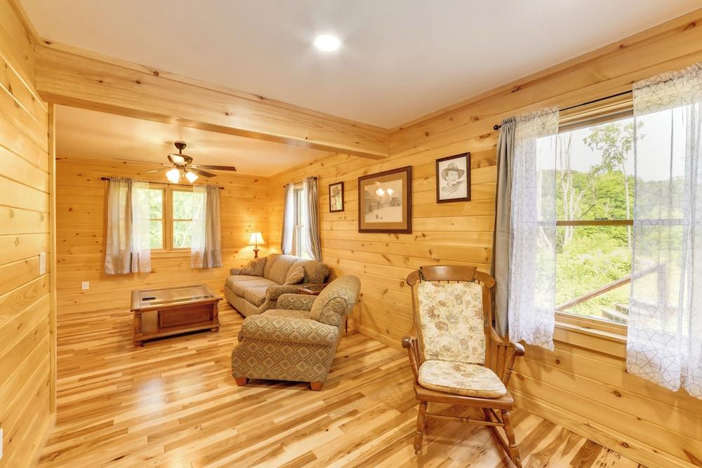 Creekside Cabin in Bainbridge w/ Wraparound Deck!