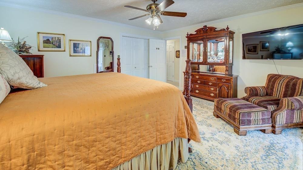 Relax And Enjoy This Idyllic Mull Cottage - Just Steps To The Beach! 6 Bedroom Home by Peace Vacations