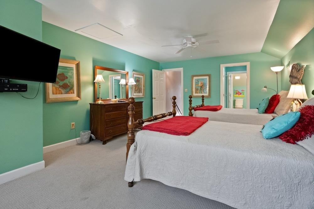 Enjoy Relaxing In This Well Appointed Villa With Views Of Lake, Pool And The 1st Fairway 3 Bedroom Villa by Peace Vacations